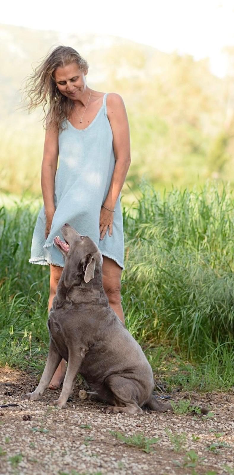 Andrea Röker mit ihrem Hund auf einer Wiese