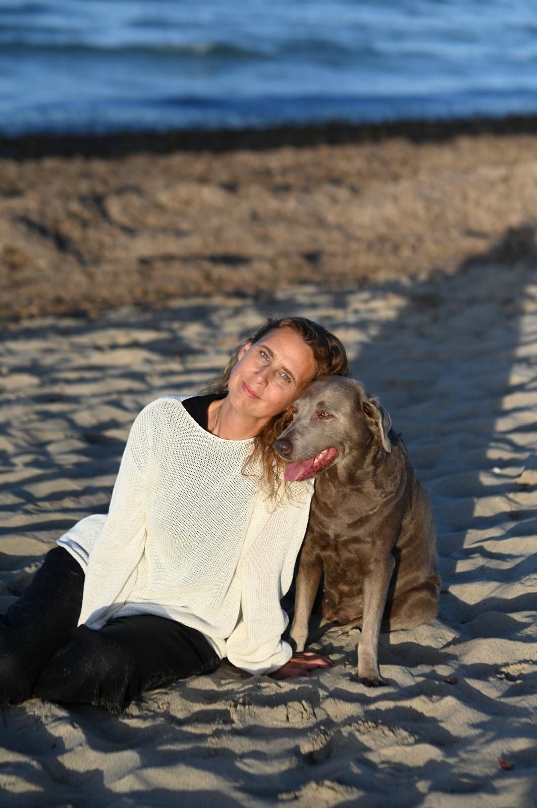Andrea Röker mit ihrem Hund am Strand